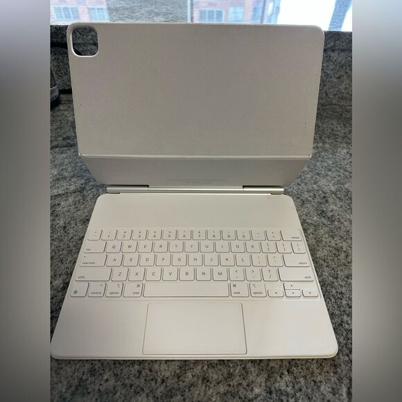 Apple Magic Keyboard for iPad Pro 12.9 inch White - Picture 2 of 4